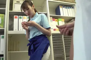 Nữ sinh thử quần da và muốn quan hệ tình dục.