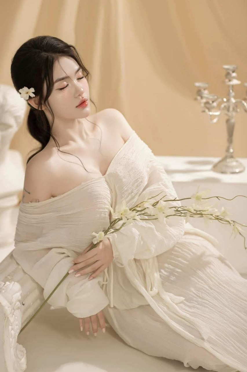 Con gái riêng bú chuối cho dượng trong lễ mừng năm mới cùng gia đình